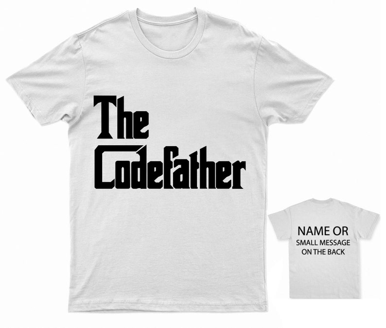 K&ouml;nnte beinhalten: Wei&szlig;es T-Shirt mit schwarzem Text, der "The CodeFather" lautet. Die R&uuml;ckseite des Shirts bietet Platz f&uuml;r einen Namen oder eine kleine Nachricht.