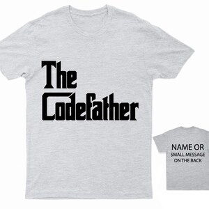K&ouml;nnte beinhalten: Graues T-Shirt mit schwarzem Text, der "The CodeFather" lautet. Die R&uuml;ckseite des Shirts bietet Platz f&uuml;r einen Namen oder eine kleine Nachricht.