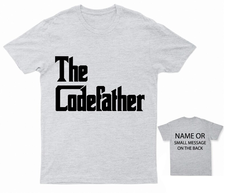 K&ouml;nnte beinhalten: Graues T-Shirt mit schwarzem Text, der "The CodeFather" lautet. Die R&uuml;ckseite des Shirts bietet Platz f&uuml;r einen Namen oder eine kleine Nachricht.