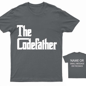 K&ouml;nnte beinhalten: Ein dunkelgraues T-Shirt mit dem Text "The CodeFather" in wei&szlig; auf der Vorderseite. Die R&uuml;ckseite des Shirts ist einfarbig grau mit dem Text "NAME OR SMALL MESSAGE ON THE BACK" in wei&szlig;.