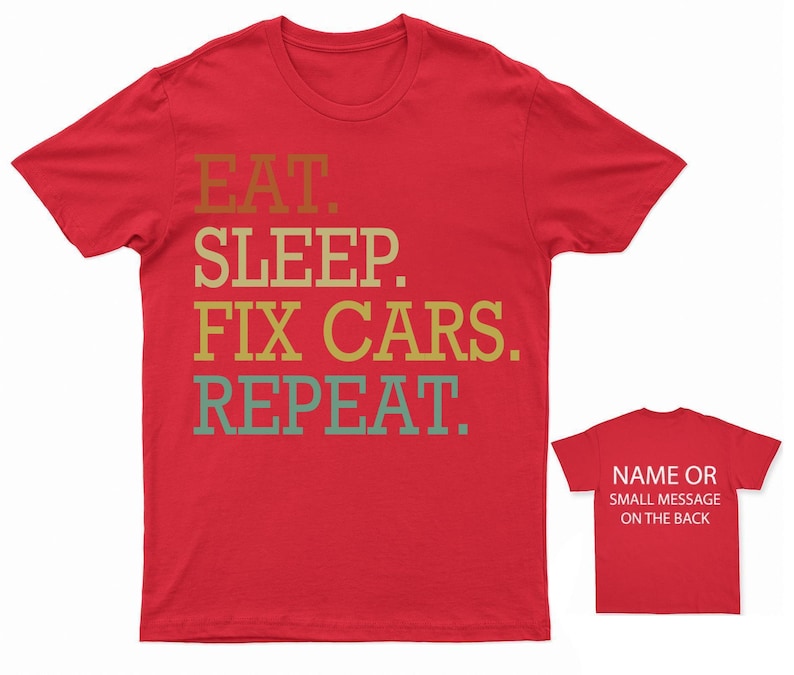 Puede incluir: Camiseta roja con el texto "EAT. SLEEP. FIX CARS. REPEAT." en una fuente retro. La parte posterior de la camiseta tiene espacio para un nombre o un mensaje peque&ntilde;o.