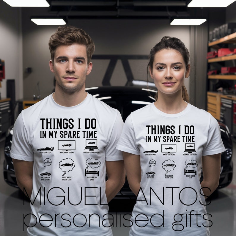 K&ouml;nnte beinhalten: Zwei wei&szlig;e T-Shirts mit schwarzem Text und Grafiken. Der Text auf den Shirts lautet "Things I do in my spare time". Die Grafiken zeigen Rennwagen und einen Laptop. Die Shirts sind mit den Namen "Miguel" und "Santos" personalisiert.