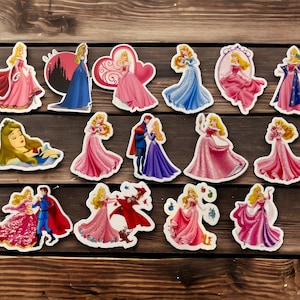 Puede incluir: Un conjunto de 15 pegatinas de princesas con diferentes princesas Disney en diferentes poses y escenarios. Las pegatinas están impresas en papel blanco con un acabado brillante.