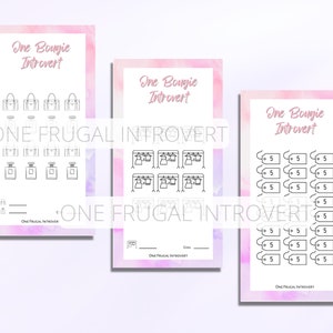 Puede incluir: Tres páginas imprimibles con un fondo de acuarela rosa y el texto "One Bougie Introvert" en la parte superior. Cada página presenta un conjunto diferente de iconos: una fila de bolsas de compras, una fila de botellas de perfume y una cuadrícula de etiquetas de precio con el número "5" escrito en cada etiqueta.