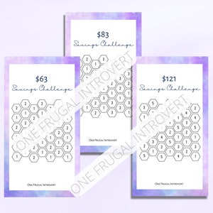 Op de afbeelding: Drie printbare spaaruitdagingkaarten met een aquarel achtergrond. Elke kaart heeft een zeshoekig raster met nummers in elke zeshoek. De kaarten zijn gelabeld met de tekst "Spaaruitdaging" en het bedrag om te sparen, € 63, € 83 en € 121.