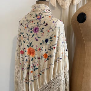 Beautiful Ivory Silk Embroidered Piano Shawl ~ Edwardian 1920’s ~ Mantón de Manila Shawl ~ Oriental Cantonese Shawl