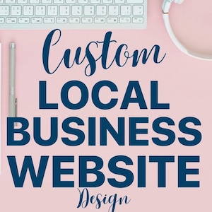 Könnte beinhalten: Ein rosa Hintergrund mit einer weißen Tastatur, einem weißen Stift und einem weißen Notizblock mit Logos für Wix, WordPress und Squarespace. Der Text "Custom Local Business Website Design" ist in blauer Kursivschrift und fett geschrieben.