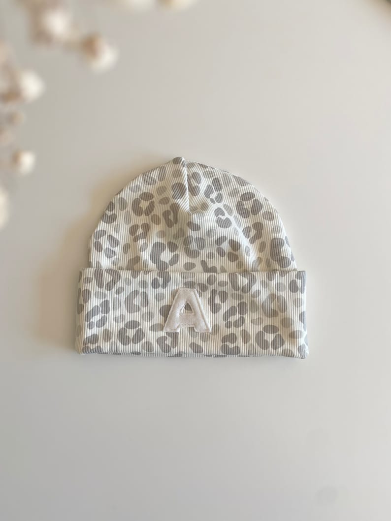 Beanie, Mütze Baby, Kinder, Leo, beige, Initialen, Babymütze, Kindermütze, Baby Beanie, Jersey, Fleece, personalisiert, Teddy, Leopart Beanie mit Umschlag