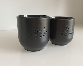 Tasse mit Spruch, Keramik Becher, matt schwarz, handgemacht, Becher getöpfert , Becher ohne Henkel, Geschirr, Tasse, Milchkaffee, Geschenk