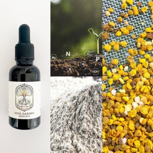 Puede incluir: Una botella de vidrio marrón oscuro con una etiqueta blanca que dice "SOUL GARDEN MEDICINES". La botella contiene un líquido transparente y tiene un tapón cuentagotas negro. La imagen también muestra un primer plano de tierra con varios nutrientes, un polvo blanco y un montón de polen de abeja amarillo y marrón.