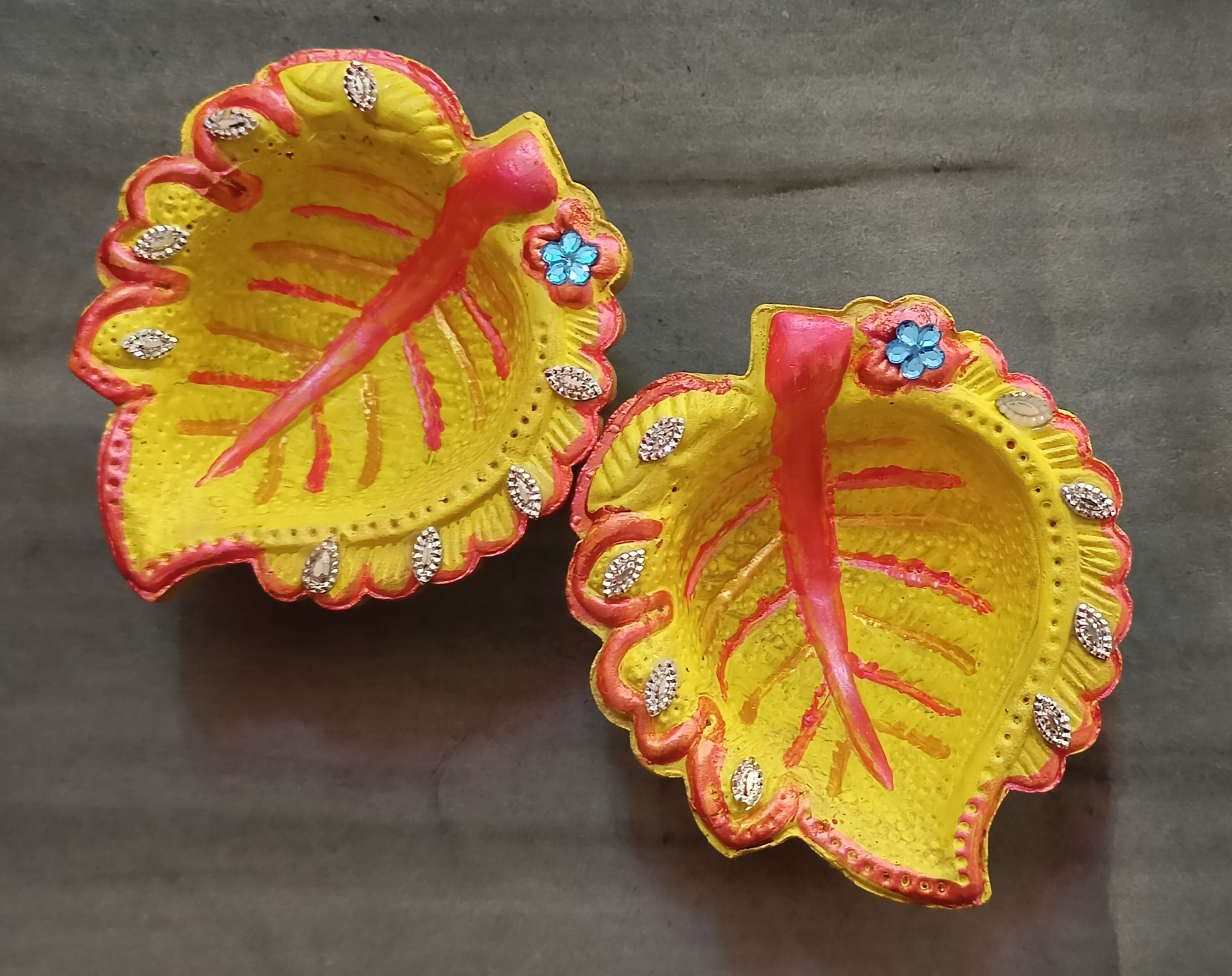 Une Paire de Diwali Diiyas Design Peints à La Main.
