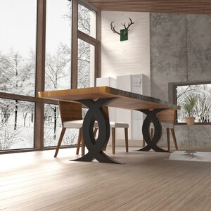 Puede incluir: Una mesa de comedor de madera con una tapa de borde vivo y patas de metal negro. La mesa est&aacute; ubicada en un comedor moderno con grandes ventanales con vistas a un bosque nevado.