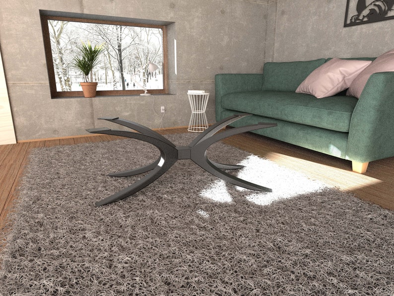 Puede incluir: Una mesa de centro moderna negra con un dise&ntilde;o curvo &uacute;nico se encuentra sobre una alfombra de pelo gris en un sal&oacute;n. La mesa tiene un estilo elegante y minimalista y es perfecta para un hogar contempor&aacute;neo.