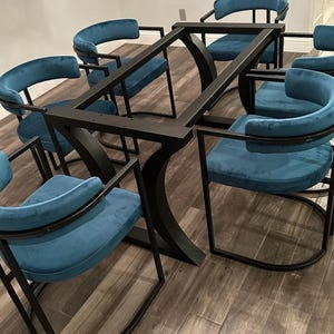 デザイナーズデザインのメタルテーブルベース。ハンドメイドのスチール製家具脚とトップサポート付き。EU、英国、米国への送料無料 [2TBFLHG8]