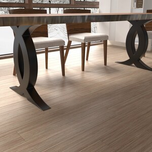 Puede incluir: Una mesa de comedor de madera larga con una base de metal negro. La base est&aacute; hecha de dos piezas de metal curvadas que se unen en el medio. La mesa est&aacute; puesta con cuatro sillas.