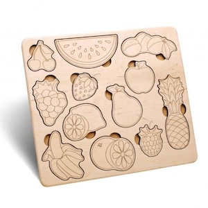 Peut inclure: Un puzzle en bois représentant différents fruits, dont une pastèque, des raisins, une poire, un ananas, une banane, une fraise, un citron et une framboise. Les pièces du puzzle sont découpées dans le bois et peuvent être insérées dans les trous correspondants.
