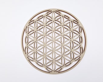 Könnte beinhalten: Ein runder Wandbehang aus Holz mit einem geometrischen Muster aus überlappenden Kreisen und Dreiecken, bekannt als Blume des Lebens.
