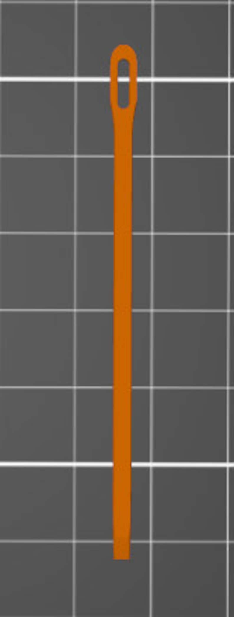 Puede incluir: Una aguja de pl&aacute;stico naranja, larga y delgada, con una punta plana y roma y un ojo ovalado alargado en la parte superior. La aguja est&aacute; colocada verticalmente sobre un fondo de cuadr&iacute;cula gris oscuro, mostrando un color naranja s&oacute;lido y uniforme.