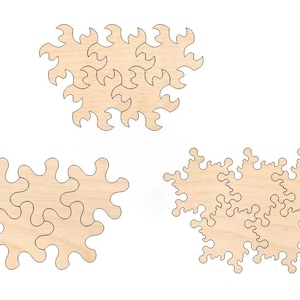 Pode incluir: Três quebra-cabeças de madeira com designs intrincados e fractais. Os quebra-cabeças são feitos de madeira marrom claro e têm um acabamento natural.