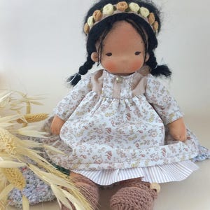 Muñeca Waldorf de 13 İnc / 33 cm hecha a mano con un conjunto de ropa y cabello 100% merino.