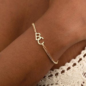 Pulsera personalizada con dos iniciales, pulsera de dos letras entrelazadas, pulsera con nombre delicado y cadena de eslabones, pulsera apilable para dos mamás.