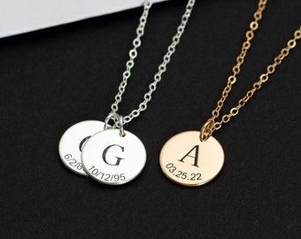 Collier avec initiales et date personnalisées, Collier double disque avec initiales, Collier avec lettre gravée pour maman, Bijoux personnalisés pour elle, Cadeau pour la fête des Mères