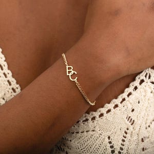 Bracelet personnalisé avec deux initiales, bracelet à lettres entrelacées avec chaîne cubaine, bracelet empilable, bracelet pour couple, cadeaux d'anniversaire pour elle