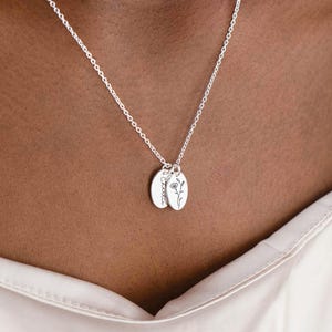 Engraved Birth Flower Name Necklace: Custom Jewelry Gift for Mom