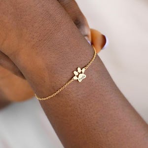Bracelet prénom empreinte de patte, petit bracelet or patte de chien, bracelet nom d&#39;animal de compagnie, bracelet patte minimaliste, bracelet commémoratif animal, cadeaux pour amoureux des chiens