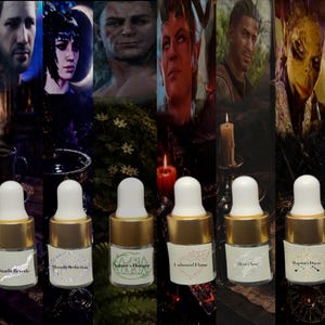 Può includere: Otto piccoli flaconi contagocce in vetro con colletti dorati e tappi bianchi, ognuno con un'etichetta unica con testo che include Velvet Fang, Starlit Reverie, Midnight Seduction, Nature's Hunger, Untamed Flame, Hero's Vow, Warrior's Duty e Cooling Dreams.