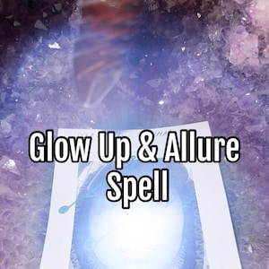Pode incluir: Um pedaço de papel branco com o texto "Glow Up & Allure Spell" escrito em preto. O papel está em cima de um grande cristal de ametista.
