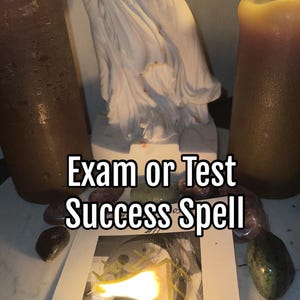 Könnte beinhalten: Eine weiße Statue mit einer Kerze, die davor brennt. Die Kerze ist von Kristallen und einem Stück Papier mit dem Text "Exam or Test Success Spell" umgeben.