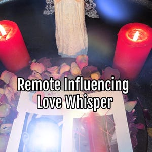 Pode incluir: Uma figura de anjo branca cercada por velas vermelhas e pétalas de rosa. O texto "Remote Influencing Love Whisper" está escrito em um papel branco.