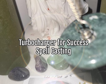 Op de afbeelding: Afbeelding met de tekst "Turbocharger for Success Spell Casting". Het toont verschillende edelstenen, een wit beeld en een groene, cirkelvormige hanger. De scène roept een spirituele of metafysische sfeer op.