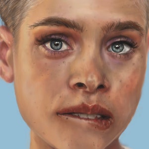 Puede incluir: Retrato digital de una persona con piel clara, ojos azules y pelo rubio corto. La persona mira directamente al espectador con el ceño ligeramente fruncido, mordiéndose el labio inferior. El fondo es azul claro.