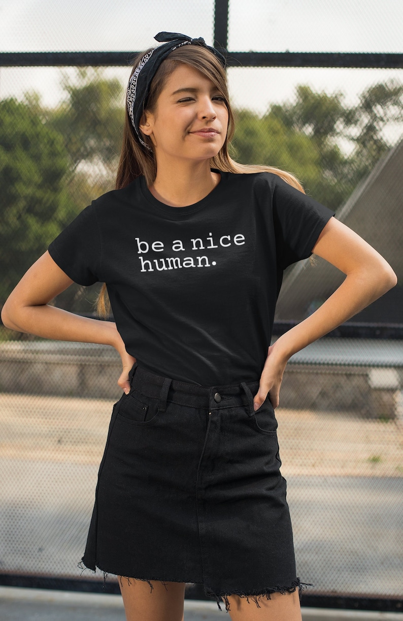 K&ouml;nnte beinhalten: Ein schwarzes T-Shirt mit wei&szlig;em Text, der "be a nice human." lautet.