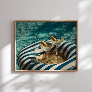plakat z martini extra dry niebieska sztuka ścienna wydruk koktajlowy sztuka ścienna bar sztuka ścienna retro koktajl sztuka ścienna basen sztuka ścienna tropikalne niebieskie paski