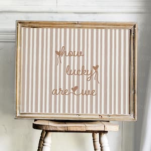 Stampa con cornice "Quanto siamo fortunati", a righe orizzontali beige neutre, decorazione estetica alla moda per la casa, regalo con citazione positiva e carina, stampa con cornice senza cornice