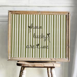 Stampa con cornice "Quanto siamo fortunati", a righe orizzontali verde oliva, decorazione estetica alla moda per la casa, regalo con citazione positiva e carina, stampa con cornice orizzontale