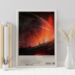 Può includere: Poster incorniciato del film Star Wars: Episodio III - La Vendetta dei Sith. L'opera raffigura un paesaggio vulcanico infuocato con due figure in duello con la spada laser. Il poster include il titolo del film, i crediti e la data di uscita, 19 maggio.