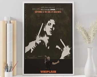 Może przedstawiać: Plakat filmowy do filmu "Whiplash" z czarno-białym obrazem perkusisty grającego na perkusji. Tekst na plakacie brzmi "()() MILES TELLER JK. SIMMONS()() SUFFERING IS THE SOUL OF GREATNESS WHIPLASH".