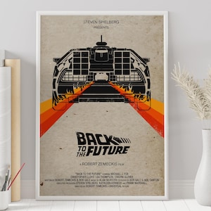 Può includere: Un poster di film in stile vintage per il film "Ritorno al futuro". Il poster presenta un'immagine in bianco e nero della DeLorean, la macchina del tempo, che guida su una strada con strisce arancioni e gialle. Il testo "Ritorno al futuro" è in grassetto, bianco con un contorno rosso. Il poster include anche i nomi del regista, del produttore e degli attori.