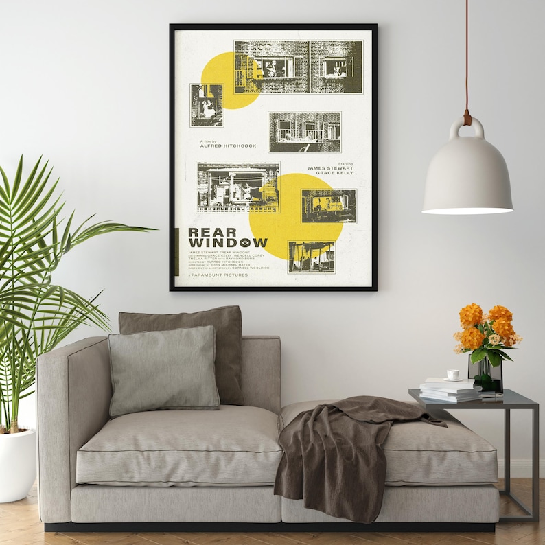 K&ouml;nnte beinhalten: Ein Vintage-Filmplakat f&uuml;r den Film "Das Fenster zum Hof" unter der Regie von Alfred Hitchcock. Das Plakat zeigt ein Schwarzwei&szlig;bild eines Mannes, der aus einem Fenster schaut, mit einem gelben Kreis hinter ihm. Der Text auf dem Plakat lautet "Ein Film von Alfred Hitchcock", "Das Fenster zum Hof", "Mit James Stewart und Grace Kelly" und "Paramount Pictures".