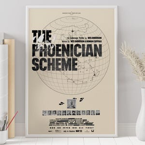 Może przedstawiać: Oprawiony plakat do filmu "The Phoenician Scheme", thrillera szpiegowskiego Wesa Andersona. Plakat przedstawia grafikę globu, tytuł pogrubionymi czarnymi literami oraz tekst "American Empirical". Dodatkowy tekst zawiera nazwiska autorów i datę premiery.