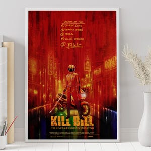 Peut inclure: Une affiche rouge et jaune pour le film Kill Bill : Vol. 1. L'affiche représente une femme en combinaison jaune conduisant une moto devant un panorama urbain. Le texte sur l'affiche indique "Kill Bill : Le 4e film de Quentin Tarantino".