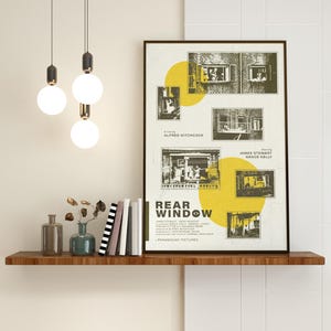 K&ouml;nnte beinhalten: Ein Vintage-Filmplakat f&uuml;r den Film "Das Fenster zum Hof" mit James Stewart und Grace Kelly. Das Plakat zeigt einen gelben Kreis mit einem Schwarzwei&szlig;bild eines Backsteingeb&auml;udes mit Fenstern. Der Text "Das Fenster zum Hof" ist in fetter, schwarzer Schrift.