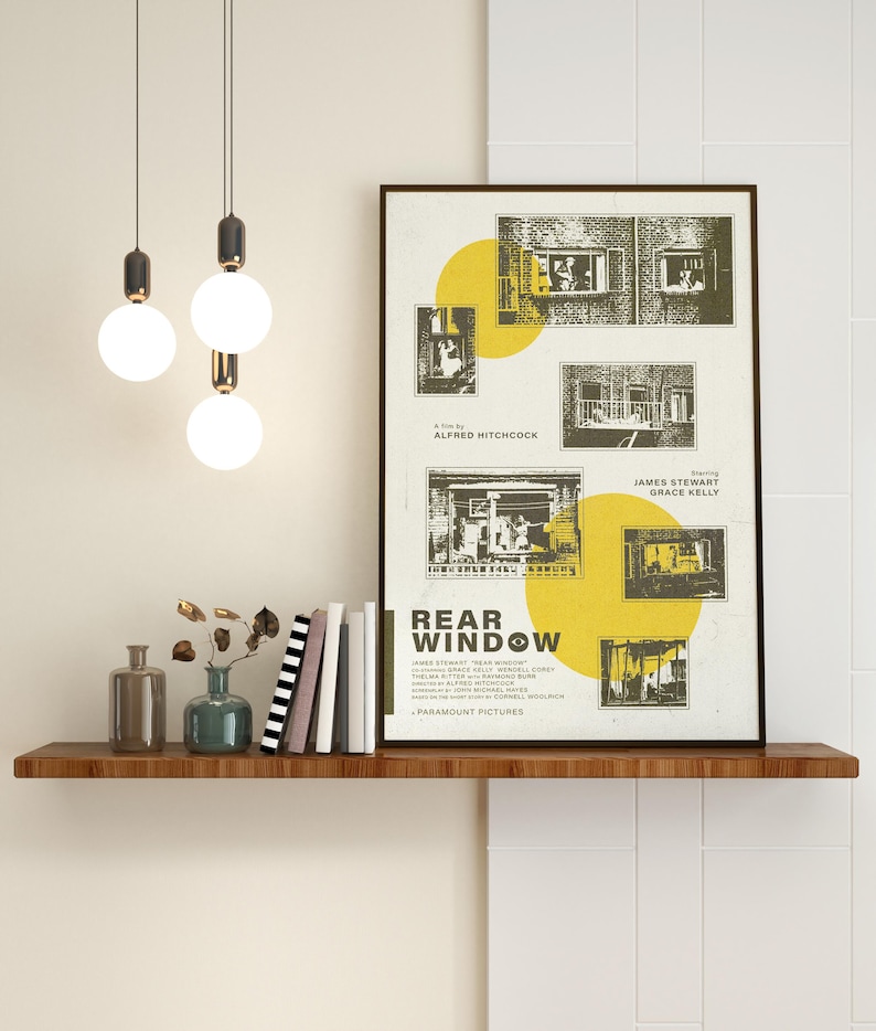 K&ouml;nnte beinhalten: Ein Vintage-Filmplakat f&uuml;r den Film "Das Fenster zum Hof" mit James Stewart und Grace Kelly. Das Plakat zeigt einen gelben Kreis mit einem Schwarzwei&szlig;bild eines Backsteingeb&auml;udes mit Fenstern. Der Text "Das Fenster zum Hof" ist in fetter, schwarzer Schrift.