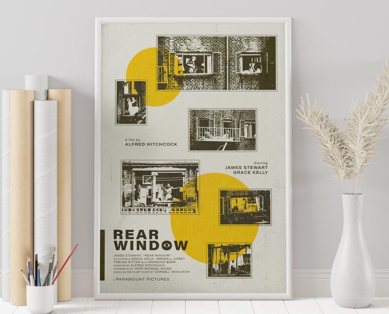 K&ouml;nnte beinhalten: Ein Vintage-Filmplakat f&uuml;r den Film "Das Fenster zum Hof" unter der Regie von Alfred Hitchcock. Das Plakat zeigt einen gelben Kreis mit einem Schwarzwei&szlig;bild eines Geb&auml;udes mit Fenstern. Der Text "Das Fenster zum Hof" ist in fetter, schwarzer Schrift mit einem roten Kreis um das "O". Das Plakat zeigt auch die Namen der Schauspieler James Stewart und Grace Kelly sowie den Regisseur des Films, Alfred Hitchcock.