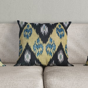 Juego de dos cojines de doble cara tejidos a mano 100% algodón uzbeko Ikat, funda de almohada étnica amarilla negra azul