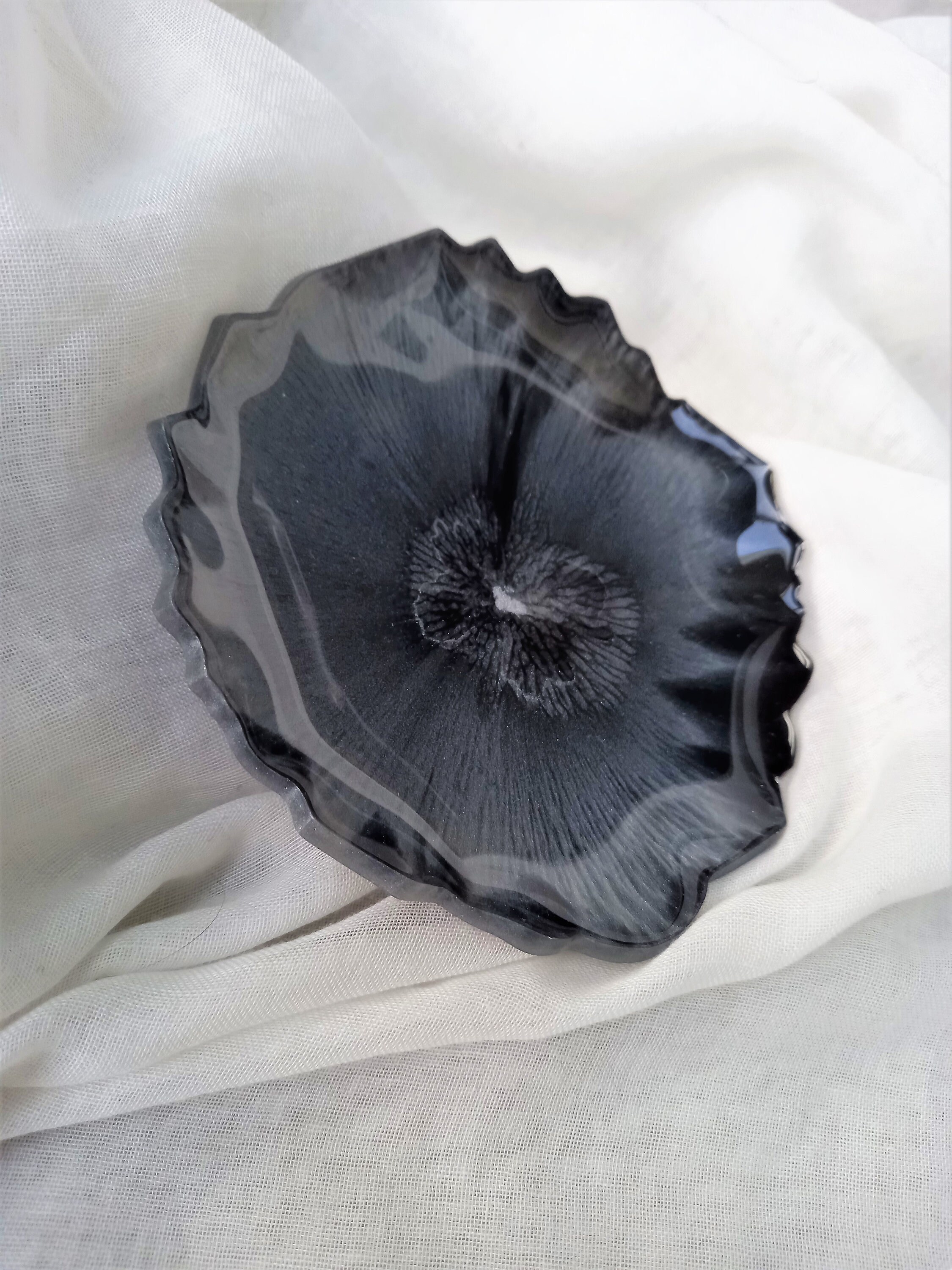 Coupelle, Porte Bijoux, Noire et Argentée en Résine